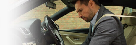 Мужчину в машине беспокоит тяжесть в ногах 