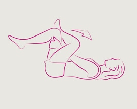 Женщина лежит на спине и выполняет упражнение на растяжку бедренной/ягодичной мышц.