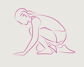 Женщина, стоя на четвереньках, выполняет упражнение на растяжку икроножных мышц.