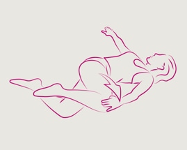 Женщина лежит на спине, закинув одну на ногу на другую, и выполняет упражнение на растяжку «скручивание позвоночника».