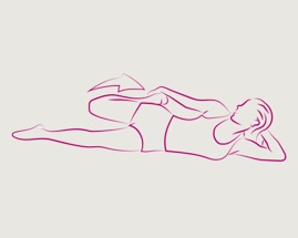 Женщина лежит на боку и выполняет упражнение на растяжку четырехглавой мышцы бедра.