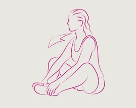 Женщина сидит, согнув колени и прижав стопы друг к другу, выполняя упражнение на растяжку внутренней поверхности бедра.
