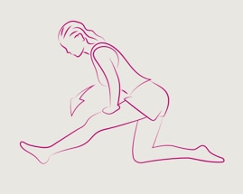 Женщина выполняет упражнение на растяжку задней поверхности бедра, наклоняясь вперед.