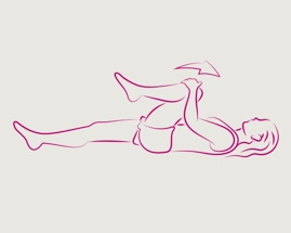 Женщина лежит на спине и выполняет упражнение на растяжку «колено к груди».