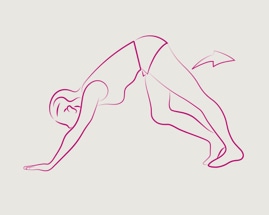 Женщина в позе «собака мордой вниз» выполняет упражнение на растяжку икроножных мышц.
