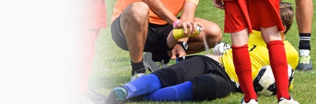 Травмированный футболист и врач 