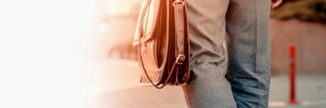 Мужчина несет сумку, в которой находится Лиотон 1000 гель.