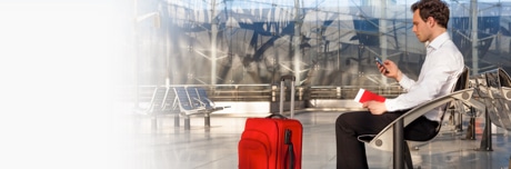 Путешествующий мужчина сидит на скамейке